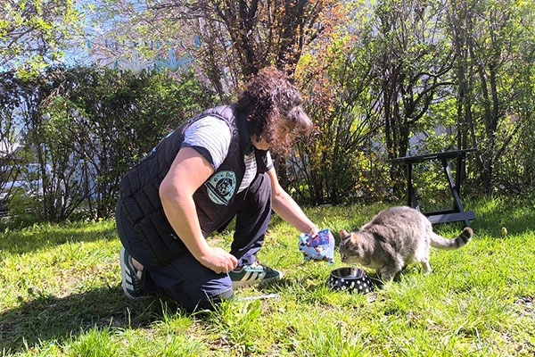 Daf-Waf, Daphnée nourrissant ses compagnons félins